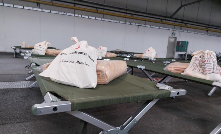 Die Feldbetten werden vorbereitet. (Foto: Tips)