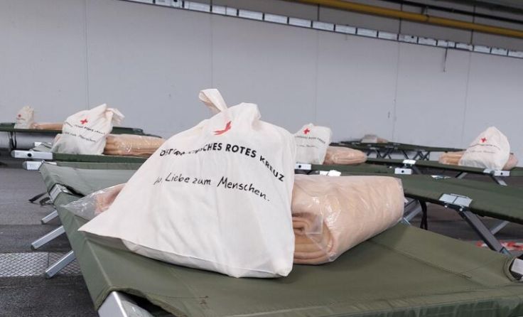 Bei den Betten wartet ein Willkommenssackerl auf die Menschen. (Foto: Tips)