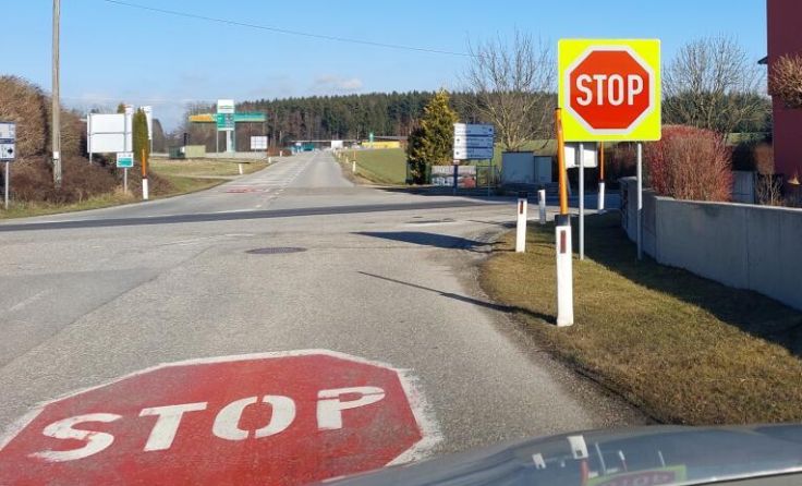 Eigentlich nicht zu übersehen: die Stop-Markierungen bei der Kreuzung. (Foto: Tips)