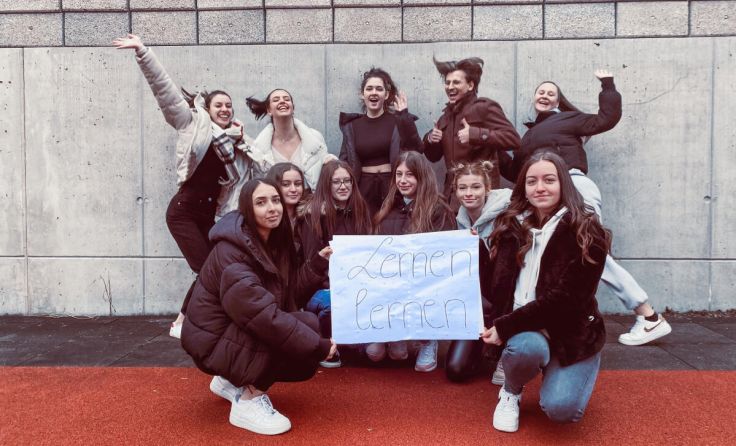 Die Projektgruppe mit ihrem Motto (Foto: privat)