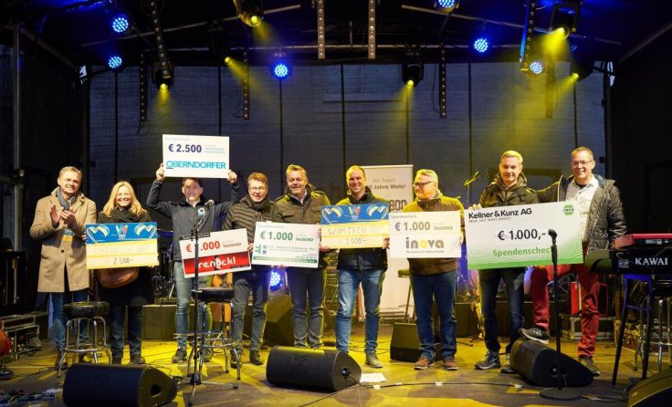 Großspender auf der Bühne beim Benefizkonzert am Welser Minoritenplatz (Foto: WMT/Beiganz)