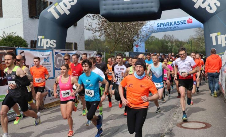 Start zum Hauptlauf über 8000 Meter durch das schöne Innbachtal. (Foto: Lauftreff Pichl)