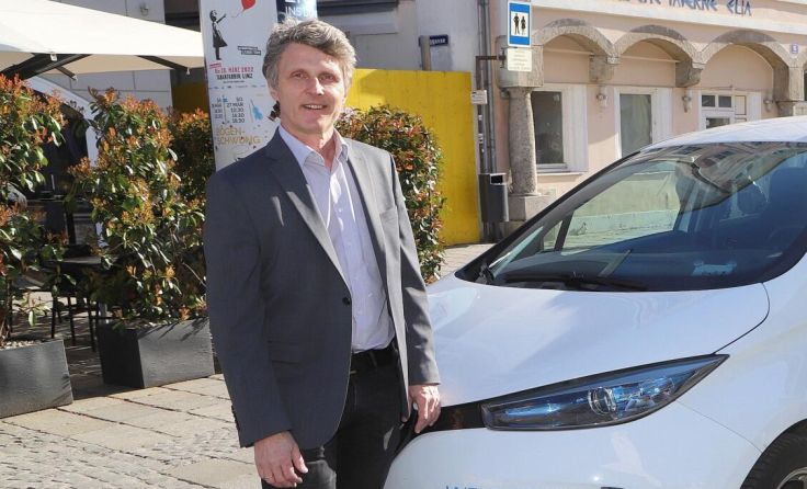 Wels Strom-Bereichsleiter Lothar Müller vor einem eww-Auto. (Foto: eww)