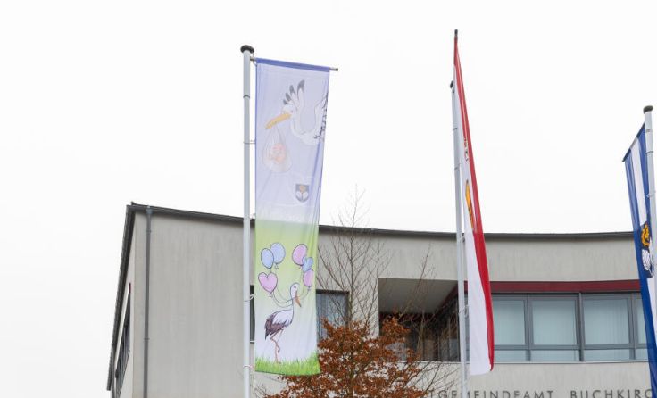 Präsentation der neuen Babyfahne in Buchkirchen. (Foto: Gemeinde)