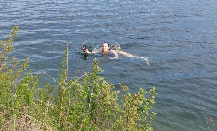 Tanja Egger auf dem Weg zurück ans Ufer mit der Ente. (Foto: privat)