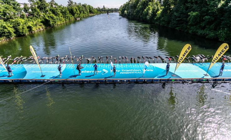Der Start zum Triathlon erfolgt auf der Traun auf einem eigens installiertem Steg. (Foto: WSK)