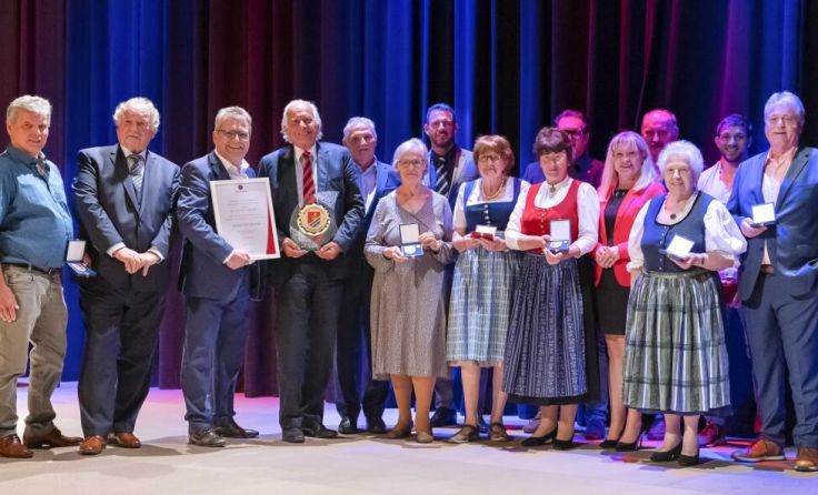 Verdiente Marchtrenker Persönlichkeiten auf der Bühne (Foto: Stadtgemeinde)