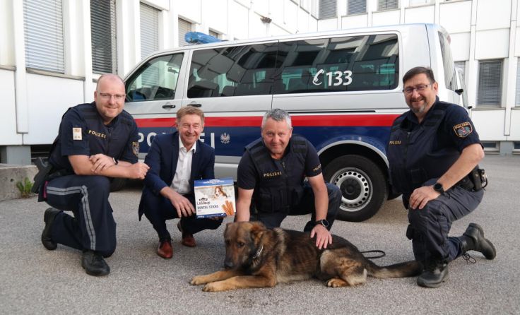 Kleine Leckerlis in der Box für den neuen Kollegen. (Foto: Stadt)