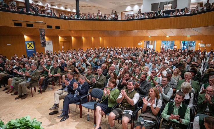 Volle Welser Stadthalle beim Jungjägerempfang (Foto: Peter C.Mayr)