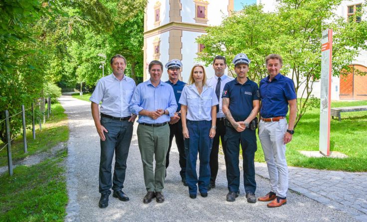 Politik und Ordnungswache. (Foto: stadt)