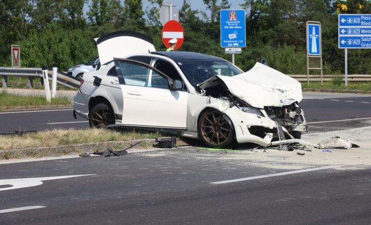 Unfall im Kreuzungsbereich Autobahnanschluss Wels-Nord/Osttangente (Foto: laumat.at)