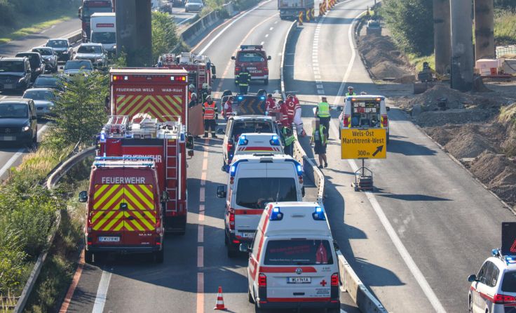 Die Einsatzkräfte waren rasch an der Unfallstelle. (Foto: laumat.at/Matthias Lauber)