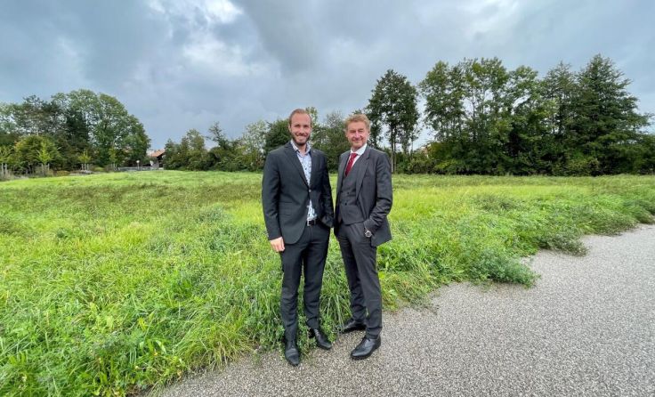 Kroiß und Schäfer vor der neuen Hundfreilauffläche (Foto: Stadt)