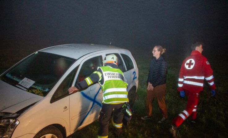 Gemeinsamer Einsatz bei einem Autounfall. (Foto: Huemer)