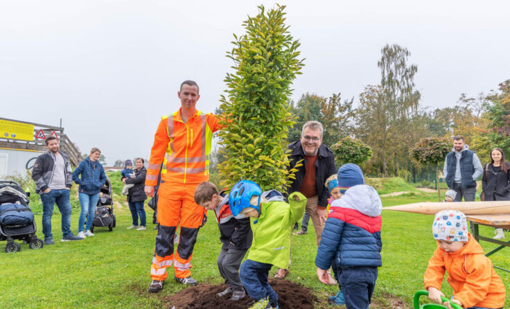 Hilfe beim Pflanzen (Foto: Oberlaber)