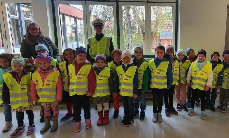 Gemeinsam wird mit einer Polizistin geübt. (Foto: privat)