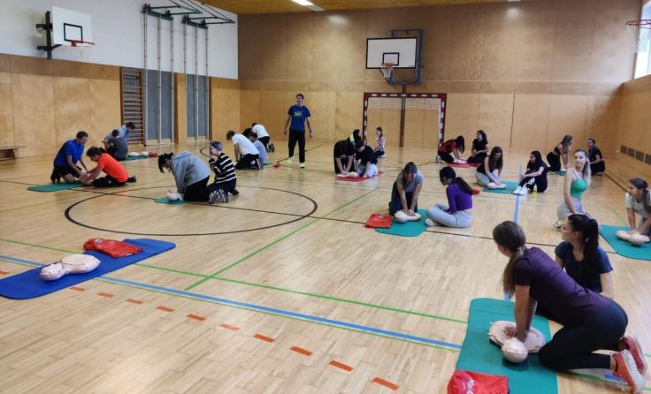 Schüler bei der Herzdruckmassage-Challenge (Foto: HAK 1)