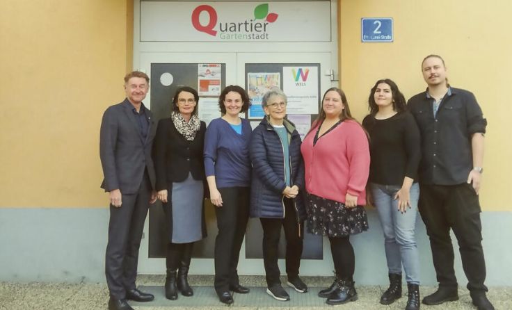 Kroiß mit dem neuformierten Team von Wohnen im Dialog (Foto: Stadt)