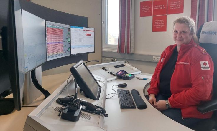 Roman Zauner an ihrem Arbeitsplatz in der RK-Leitstelle. (Foto: Tips)