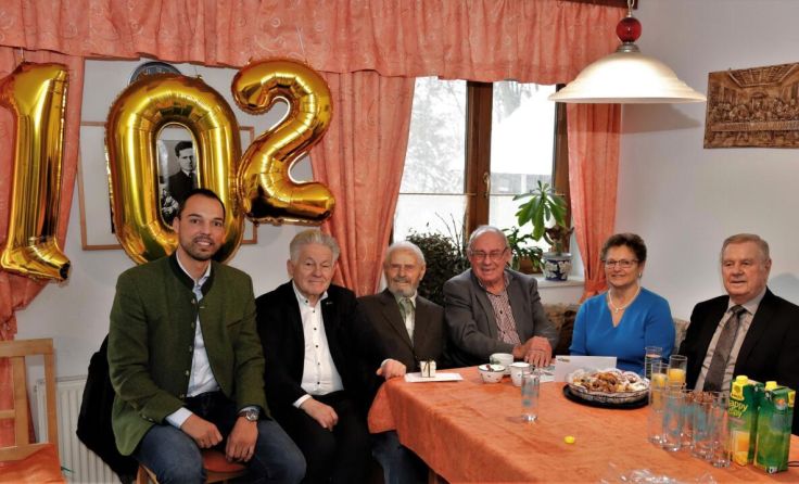 Der Jubilar (Dritter von links) mit der Gratulantenschar (Foto: privat)