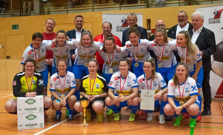 Das Siegerteam mit den Ehrengästen (Foto: Grinninger, kickerin.at)