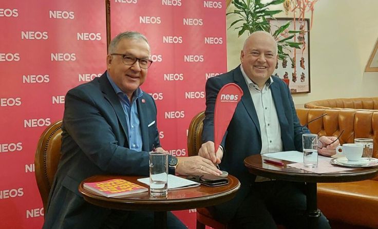 Walter Zaunmüller und Markus Hufnagl. Fahnenübergabe bei den Neos (Foto: Tips)