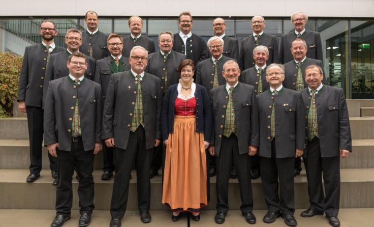 Die Liedertafel Krenglbach und Chorleiterin Christiana Wlasaty (Foto: privat)
