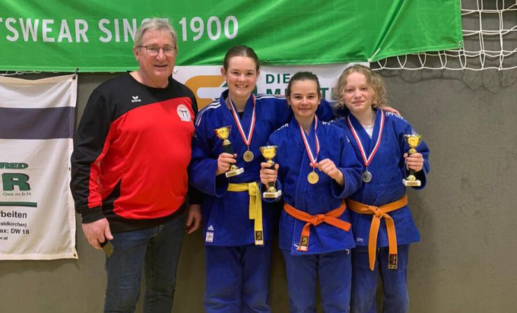 Coach Gerhard Haminger, Vanessa Sieg, Marlies Müller und Paula Niedermayr. (Foto: Multikraft Wels)