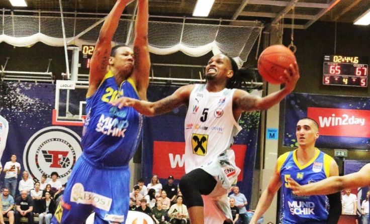Terell Allen im Anflug. (Foto: Erhardt)