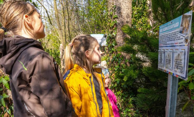 Viele Tafeln säumen den Weg. (Foto: Zoo/Offenberger)