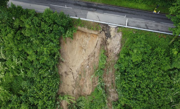 Der Starkregen beschädigte die Traunufer Landesstraße. (Foto: laumat.at)