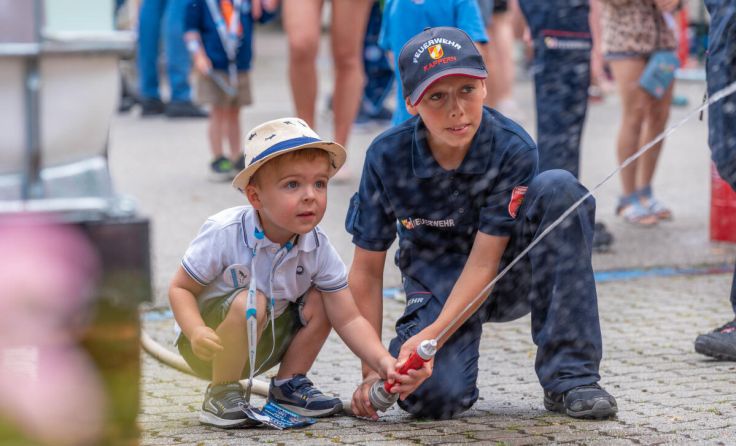 Jungfeuerwehr half bei der Kinderolympiade. (Foto: Oberlaber)