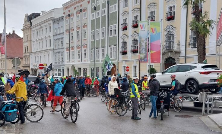 Trotz des Regens ließen sich viele Teilnehmer nicht abhalten mitzufahren. (Foto: Tips)