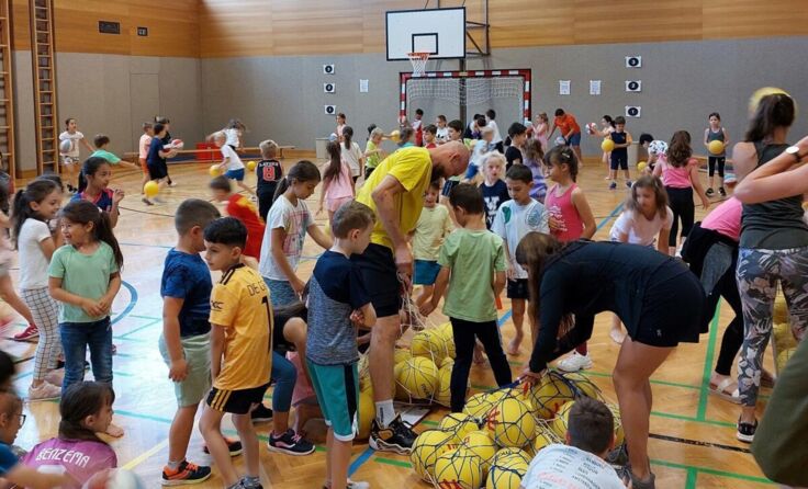 Die Bälle werden verteilt. (Foto: Tips)