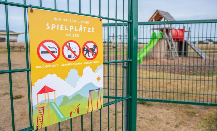 Tafel beim Spielplatz-Eingang in Marchtrenk. (Foto: Stadtamt)
