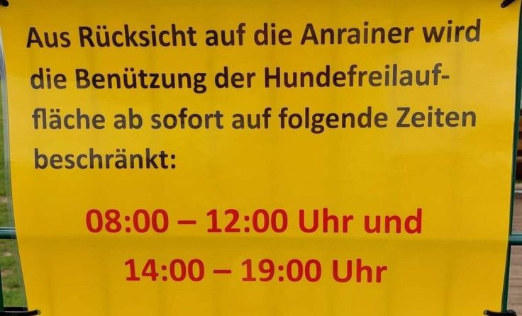 Tafel bei der Hundefreilaufzone in Kappern. (Foto: Tips)
