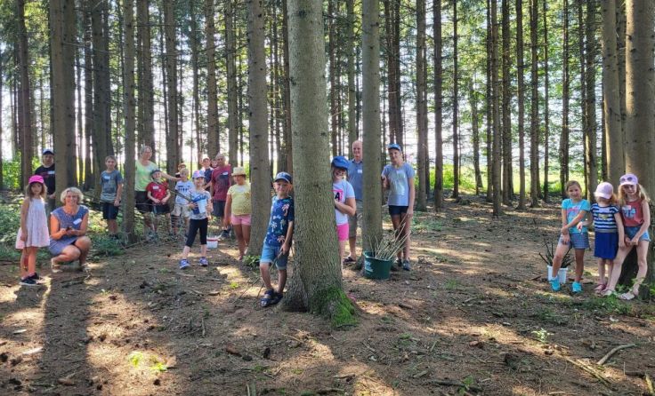 Mit der Ortsabuernschaft ging es für die Kinder in den Wald. (Foto: ortsbauern)