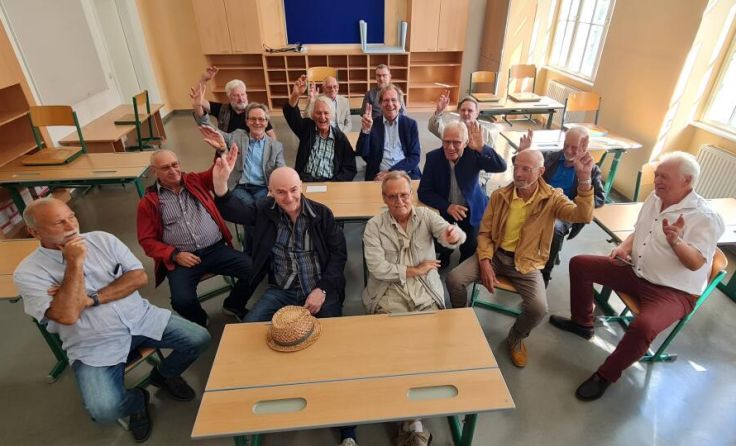Die lustige Klassentreffen Runde der VS Neustadt Einschulung 1958 (Foto: privat)