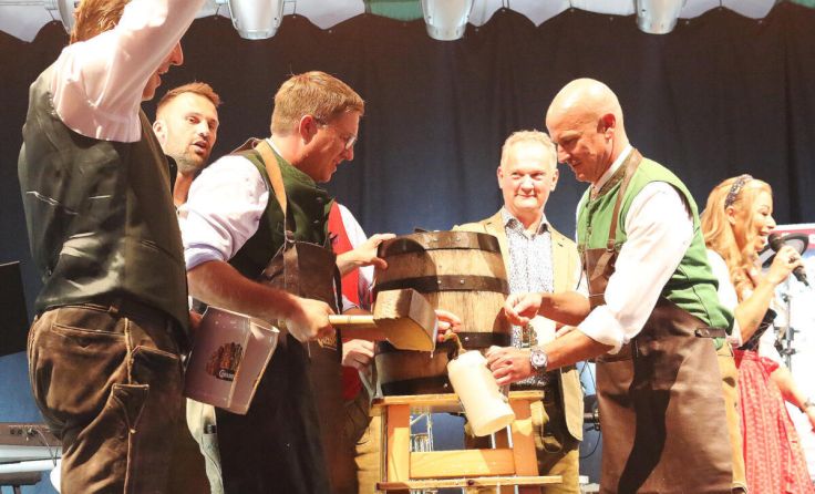Die erste offizielle Maß Bier (Foto: Erhardt)