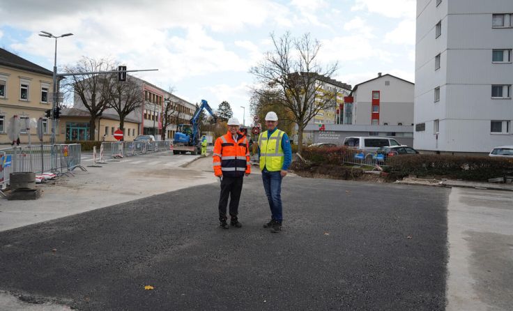 Wolfgang Nöstlinger mit einem Kollegen bei der Baustelle. (Foto: eww)