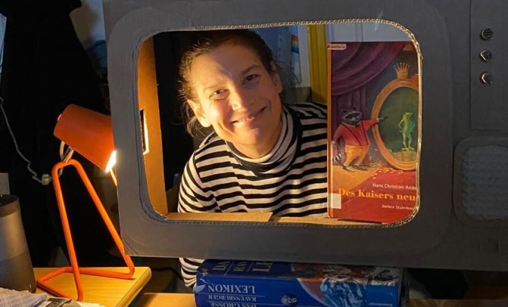 Auch ein Karton-Fernseher gehörte dazu (Foto: privat)