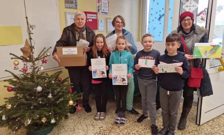 Organisatoren und Schüler mit der Post (Foto: FZW)