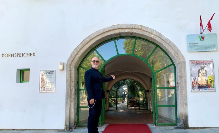 Peter Kowatsch vor seinem Kornspeicher (Foto: privat)
