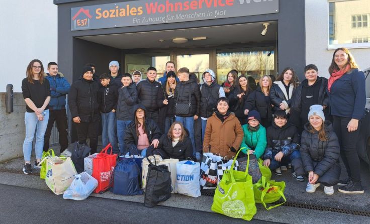 Die Schüler vor dem SWS Wels (Foto: privat)