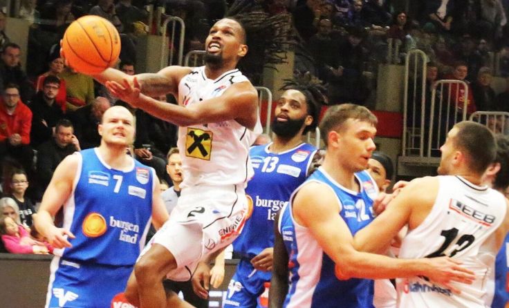 Terell Allen am Weg zum Korb (Foto: Erhardt)