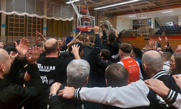Team und Fans feierten spätnachts noch in der eigenen Halle den Cupsieg. (Foto: Tips)
