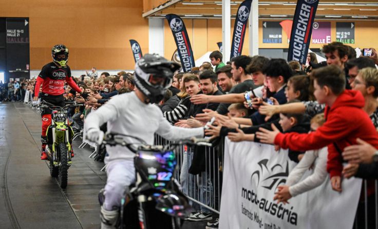 Die Fahrer klatschten mit den Fans ab. (Foto: Messe)