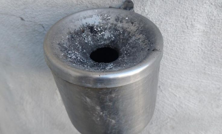 Ein Aschenbecher an einer Wand vor einem Welser Lokal (Foto: tips)