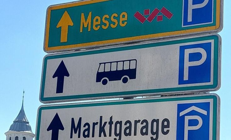 Ein Hinweistaferl am Ring (Foto: Tips)