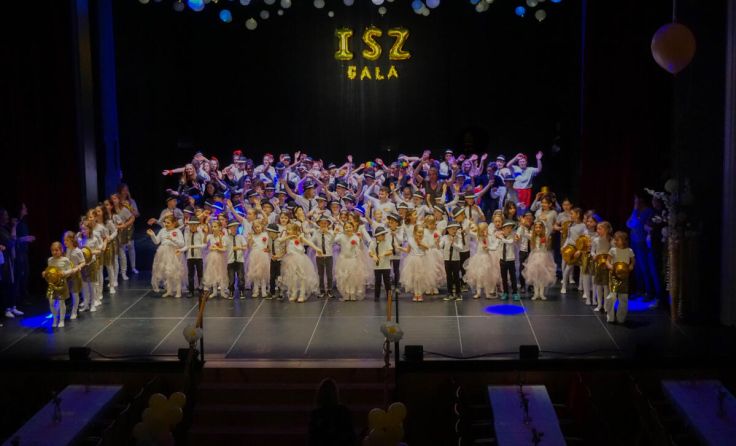 Die ISZ-Schüler auf der Bühne im Stadttheater (Foto: ISZ)